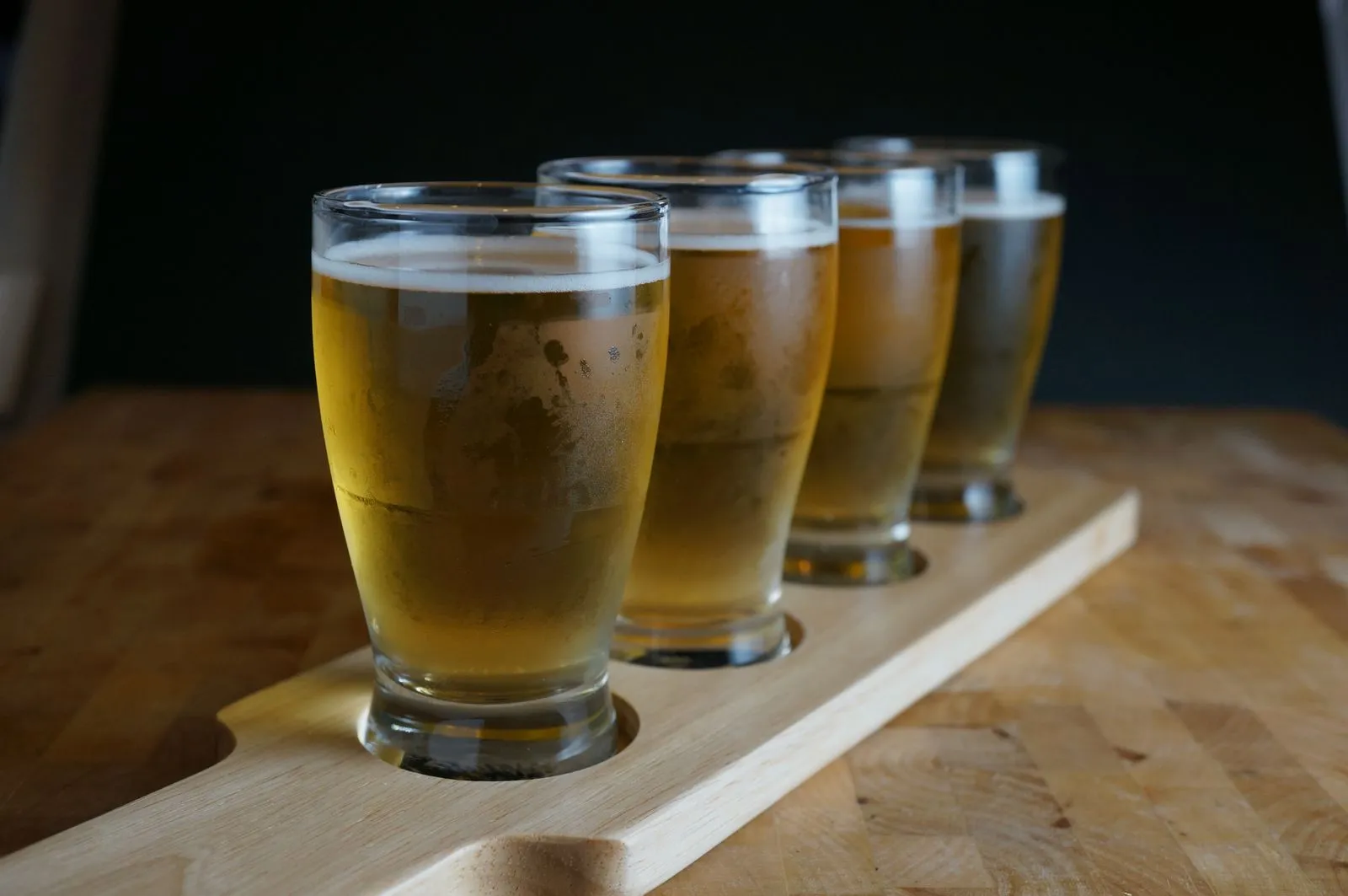 Bierprobe: mehrere Craft-Biere in kleinen Gläsern nebeneinander