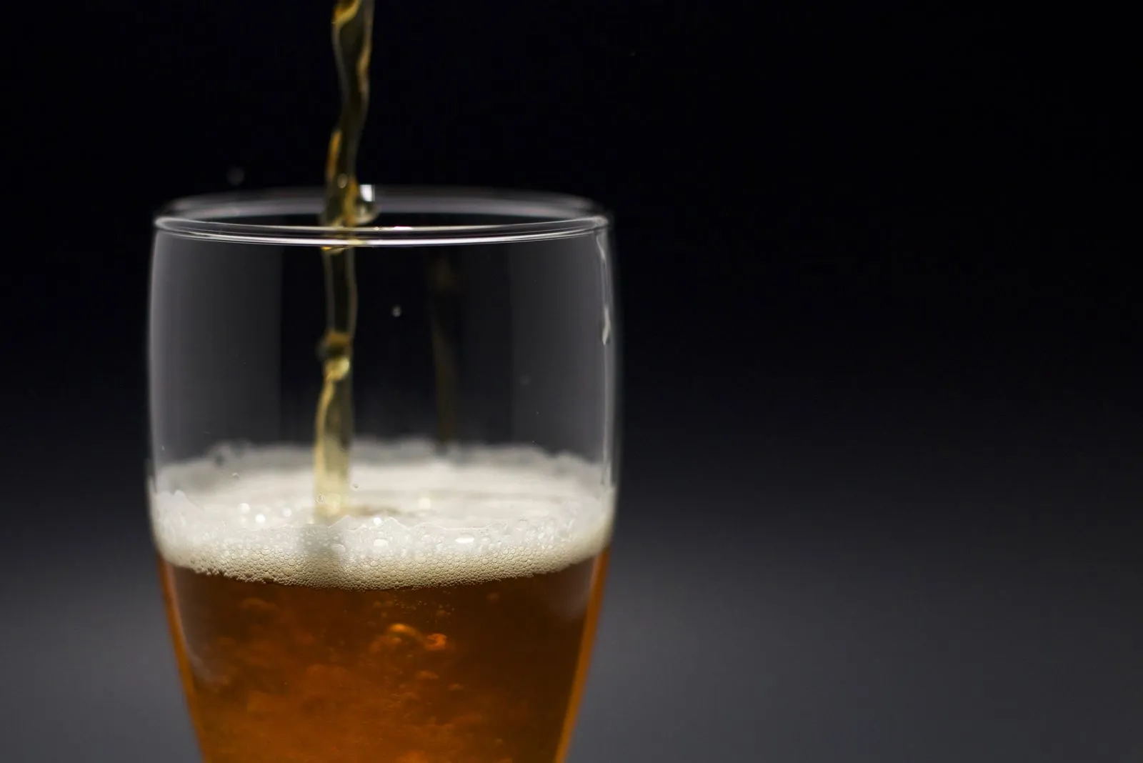 Frisch gezapftes Bier mit Schaumkrone