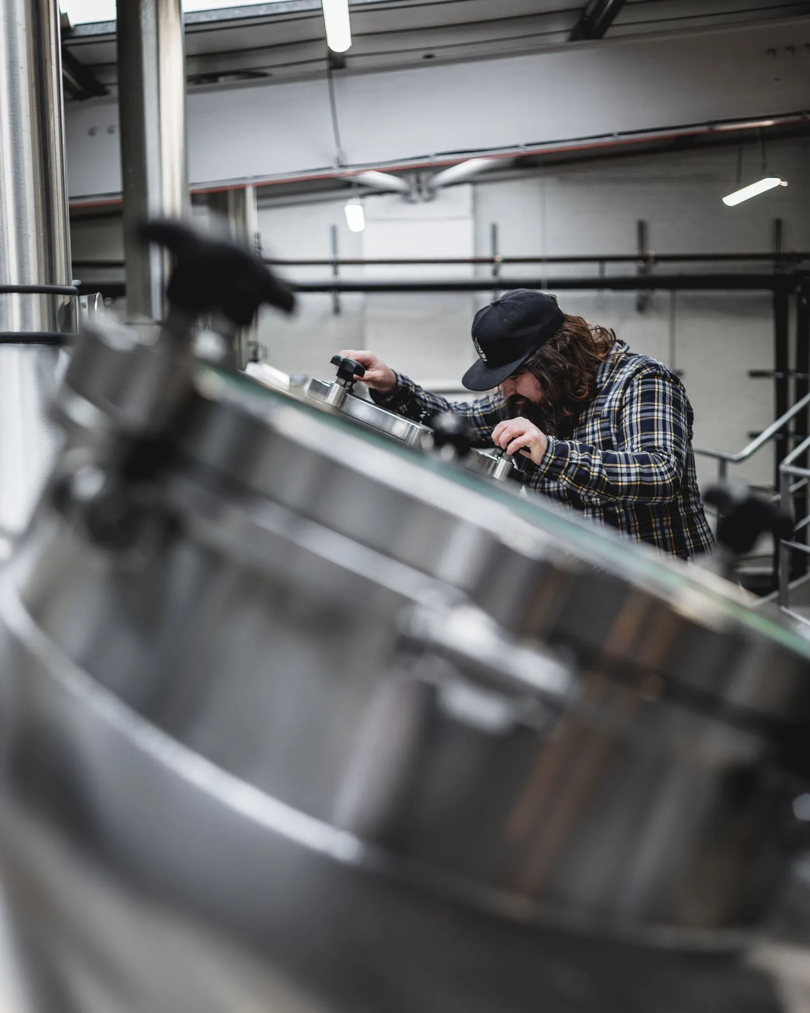 Braumeister bei der Arbeit am Sudkessel