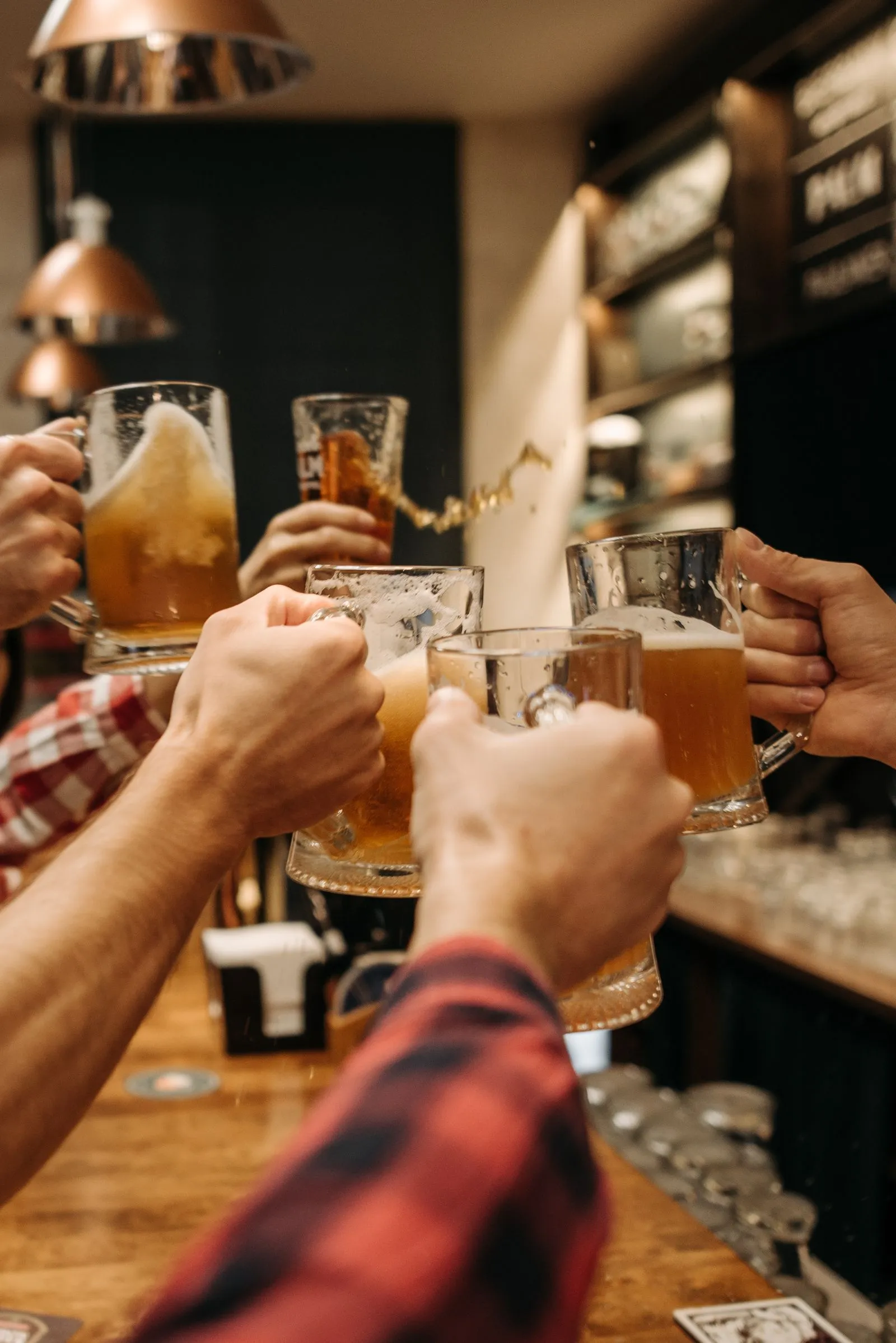 Anstoßen mit Biergläsern
