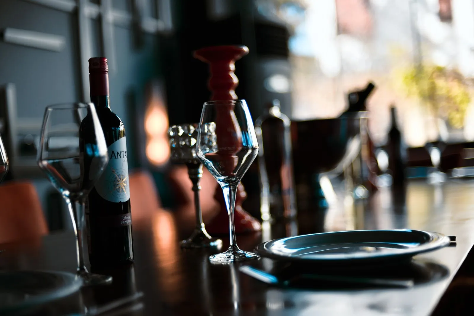 Gedeckter Tisch mit Kerzenlicht und Biergläsern im Malzwerk